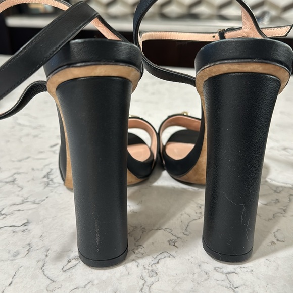 Gucci heels small scuff on the tip of the right foot shoe - Picture 10 of 10